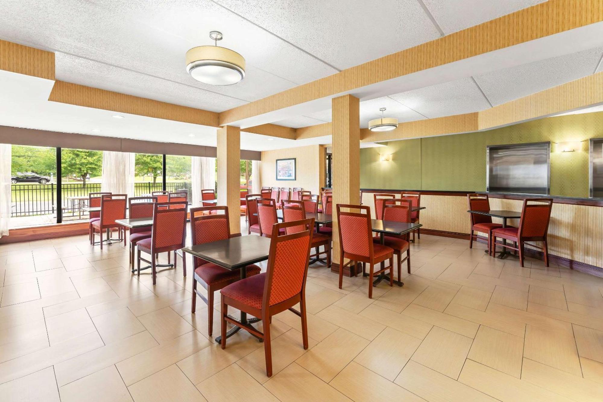 Comfort Lehigh Valley West Inn